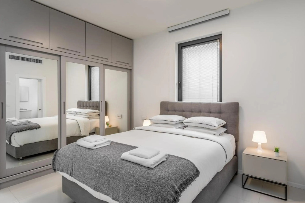 Spacious & Design 2BDR W/ balcony and parking