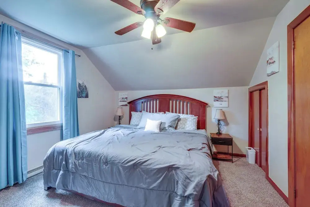 Explore the Poconos! Cozy Creekside Cabin w/ Patio