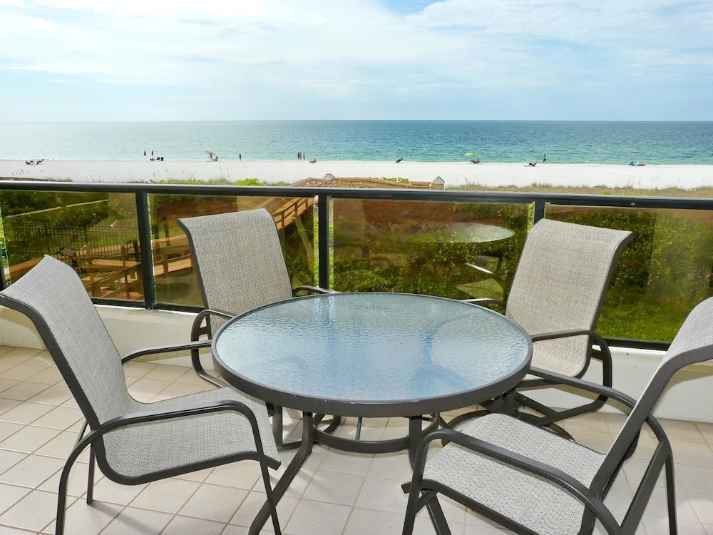 Stylish beachfront condo with spa/pool and ocean views