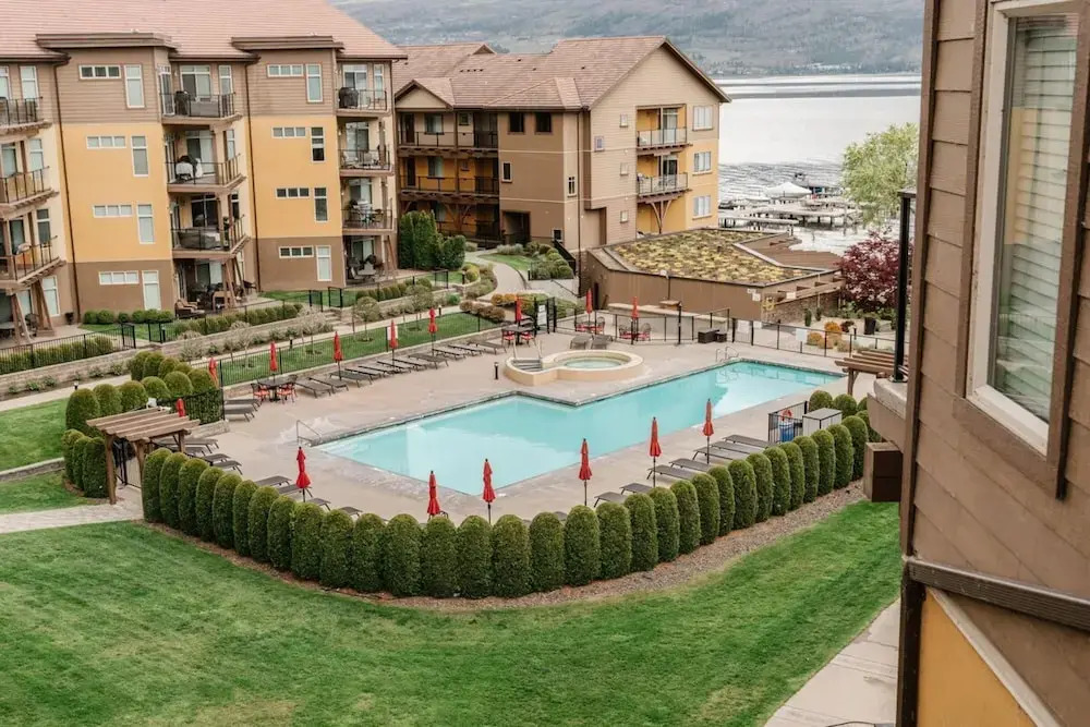 Lakefront Beachfront top Floor Condo w Pool