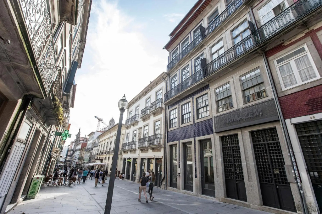 Bright 3BR Flat w/ AC in City Center by LovelyStay
