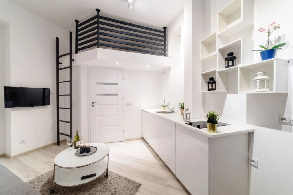 2 Nights Apartments - great location, right next to Main Rail and Bus Station, 10 min to Main Square by foot