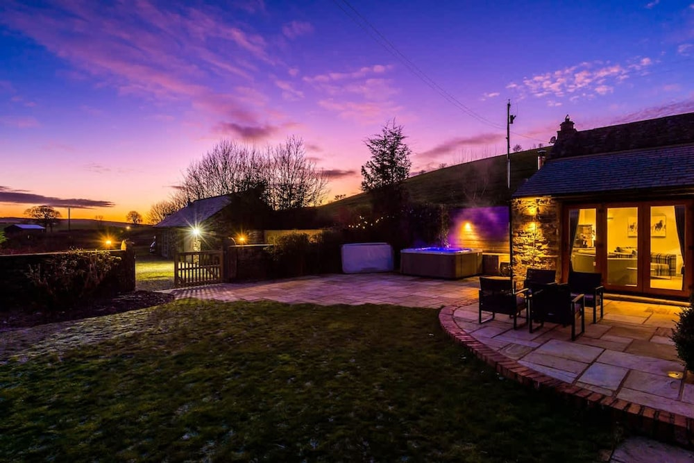 Luxurious Private Home w Hot Tub Log Burner