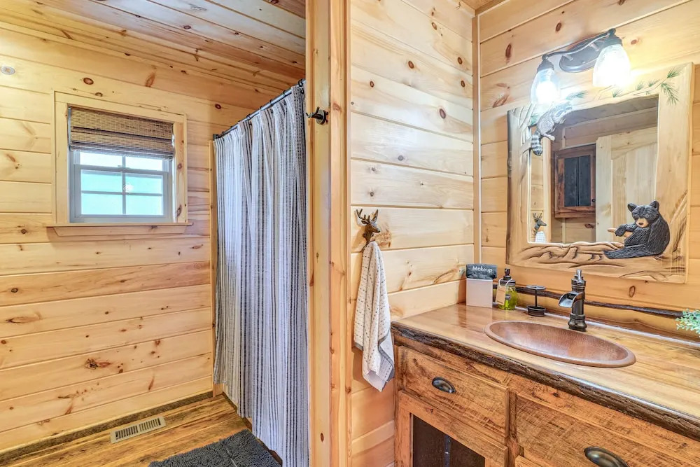 Hot Tub + Fire Pit: Dog-Friendly Cabin in Murphy