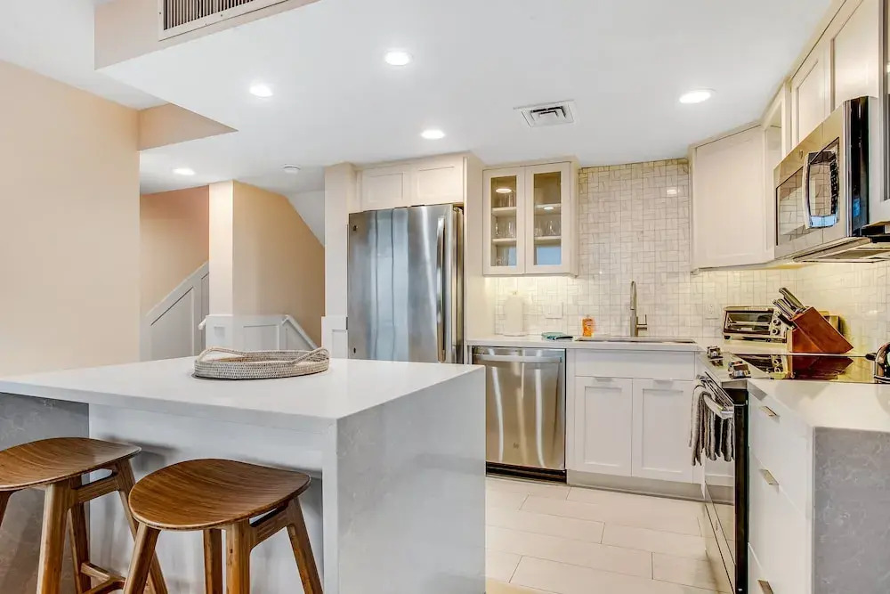 Beach Condo With Balcony, W/d, AC, Outdoor Pool & Fast Wifi