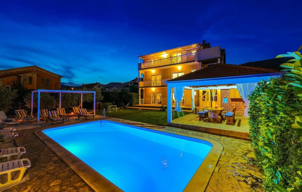 Beautiful Home in Kastel Luksic With Sauna, Wifi and 7 Bedrooms