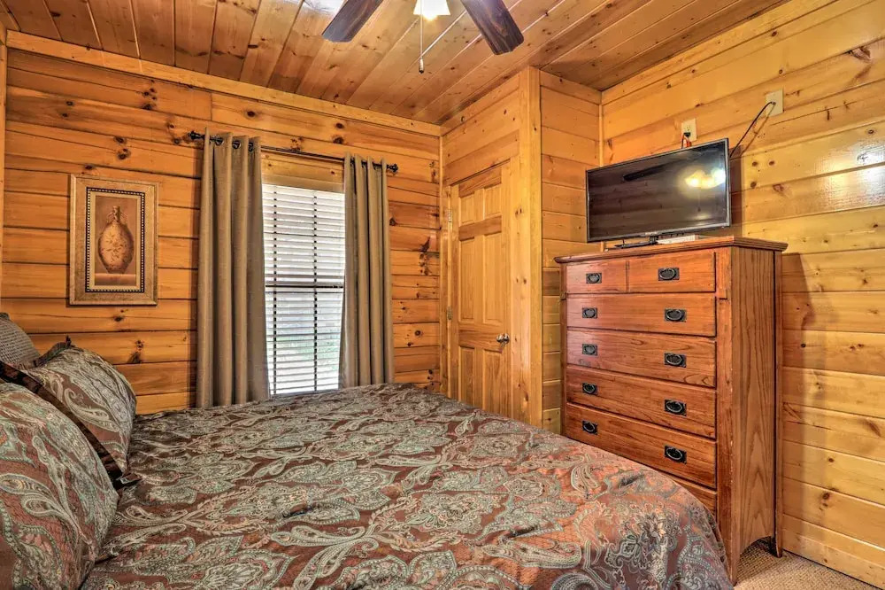 1 Mi to Dollywood: Quiet Cabin w/ Hot Tub!