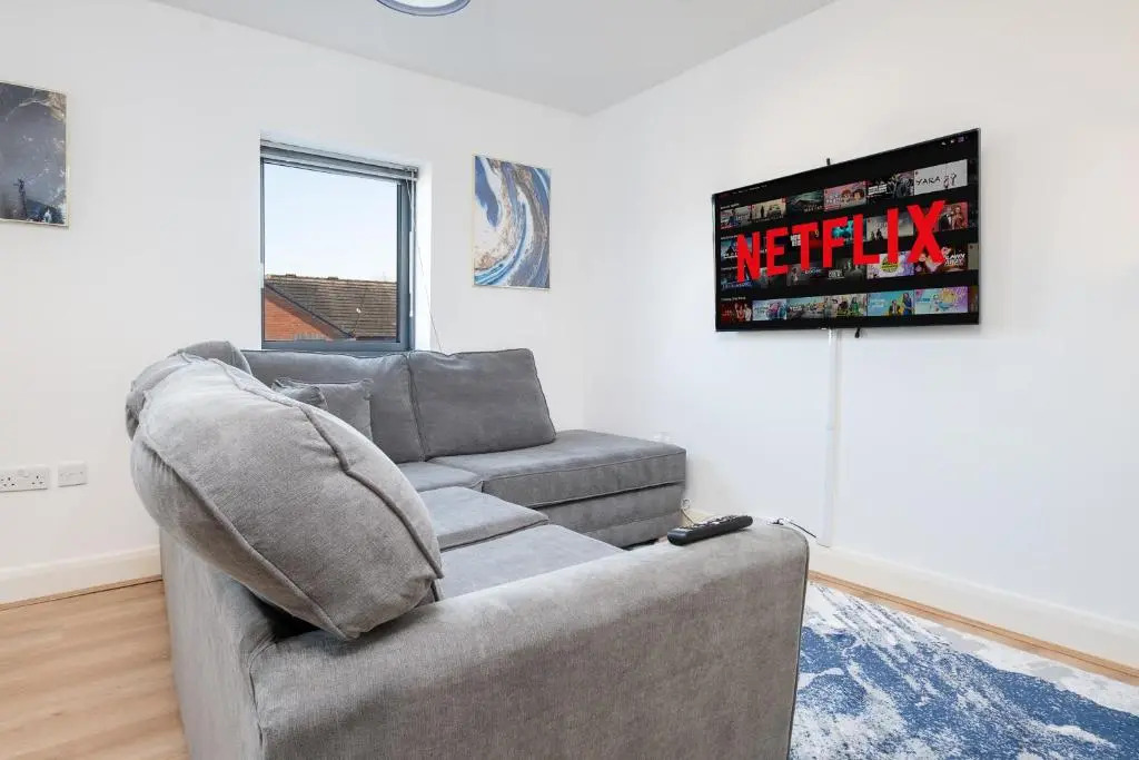 2 Bed Family Apt w/BALCONY & PARKING! ☆ FREE NETFLIX - With 50 Inch Smart TV, FREE NETFLIX & WIFI - Birmingham City Centre, By 02 Academy, Cube & Mailbox