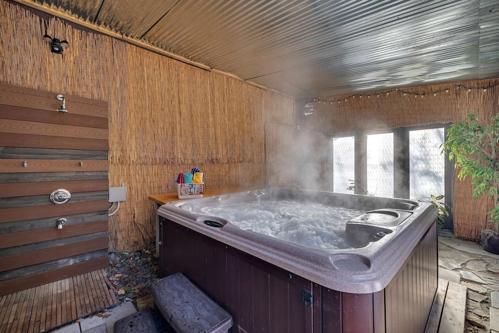 Waterfall Views Hot Tub Game Room Dog Friendly
