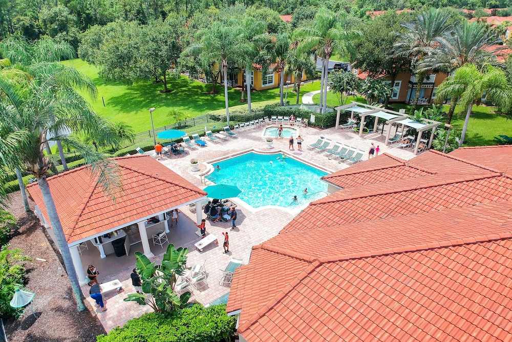 Charming Home With Pool, Pool Spa, Lanai, Central AC, & Washer/dryer