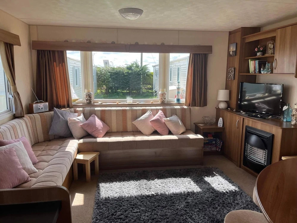 Heacham Beach Caravan - Sleeps 6 - Pets Ok