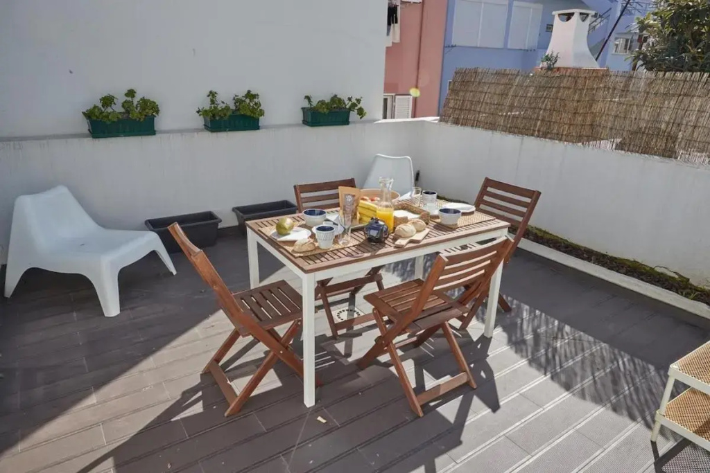 Modern 2 Bedroom Apartment in Estrela with Outside Terrace! Amazing for Families, Couples, Friends