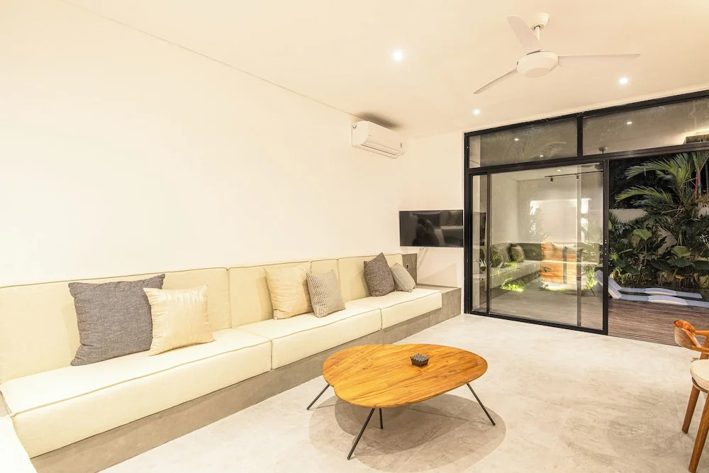 Exquisite 5BR Modern Villa 400m From the Ocean