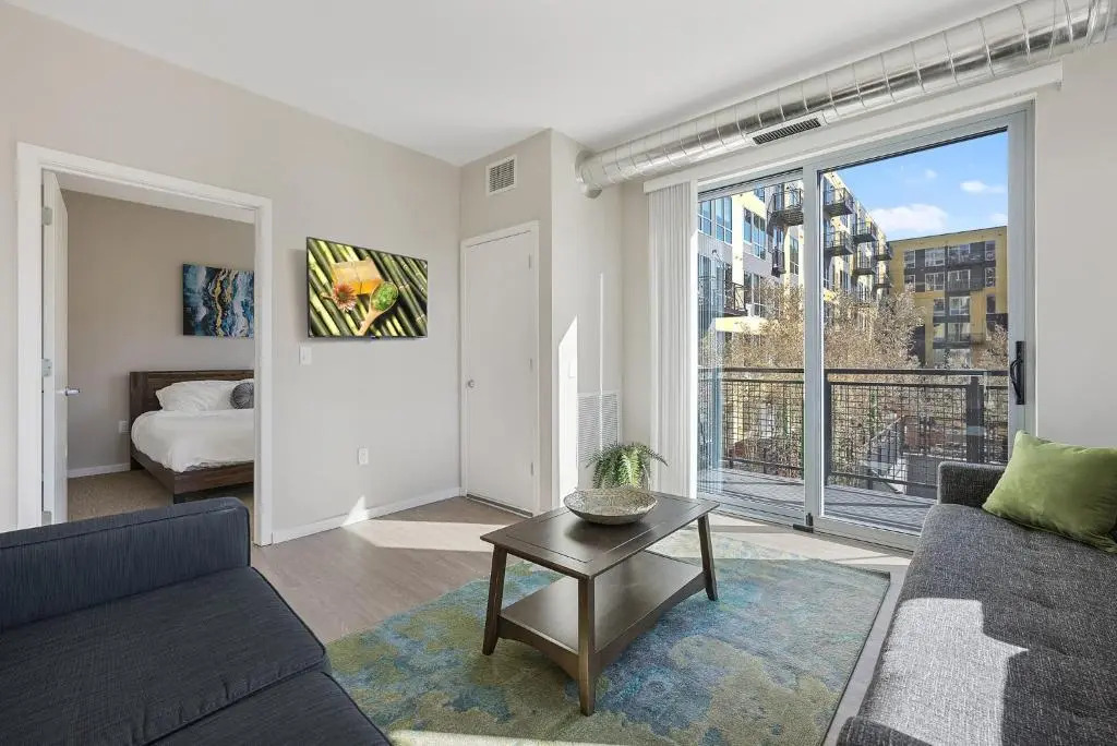 Spacious Insta-worthy Oasis steps from Night Life 360