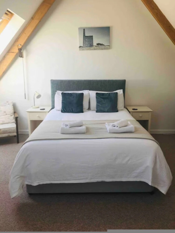 Cosy 2BR Penzance Stay Sleeps 3 Near Seafront