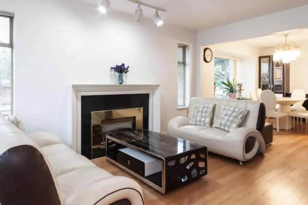 Convenient to Attractions & Close To Airport