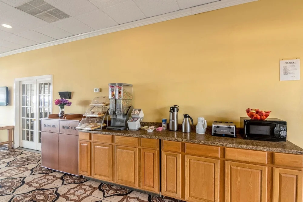 Rodeway Inn Arlington Entertainment District Area