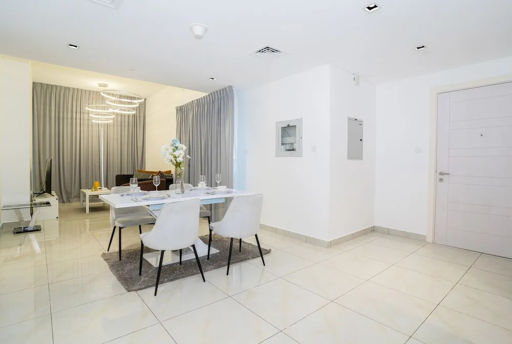 Tanin - Modern Spacious 1BR Apartment With 2 Balconies