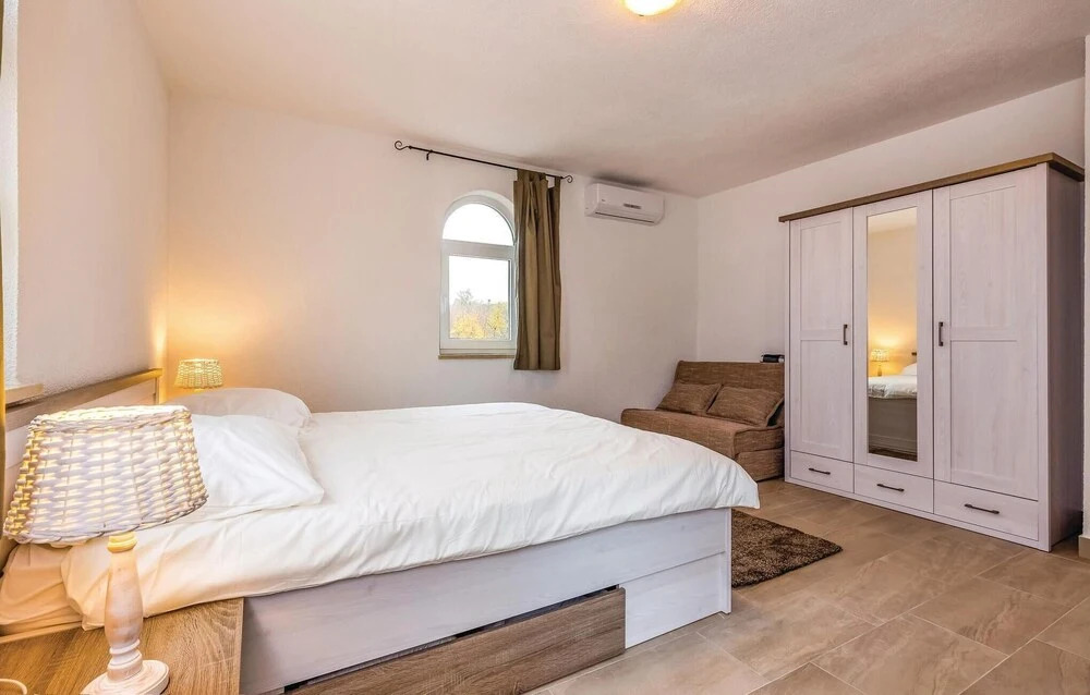 Beautiful Home in Barusici With Wifi and 3 Bedrooms