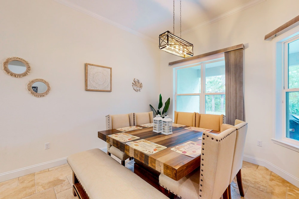 Dog-friendly Home With Tesla EV Charger, Yard, Patio, Grill, AC, & W/D