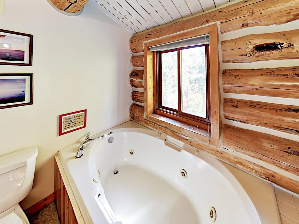 Wildernest Home 6 Bedrooms 3.5 Bathrooms Home