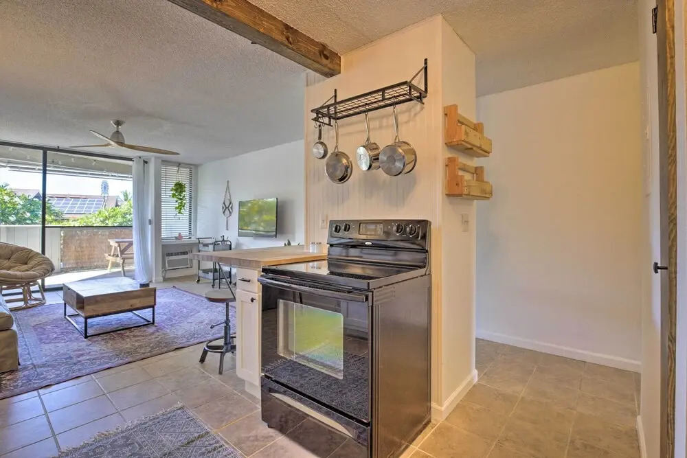 Big Island Condo w/ Pool Access: Walk to Beach!
