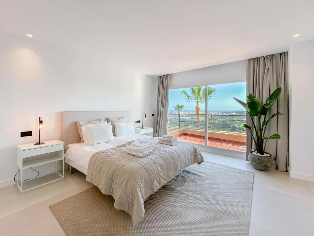 HEATED ROOFTOP POOL PENTHOUSE VIEWS MAGNA MARBELLA