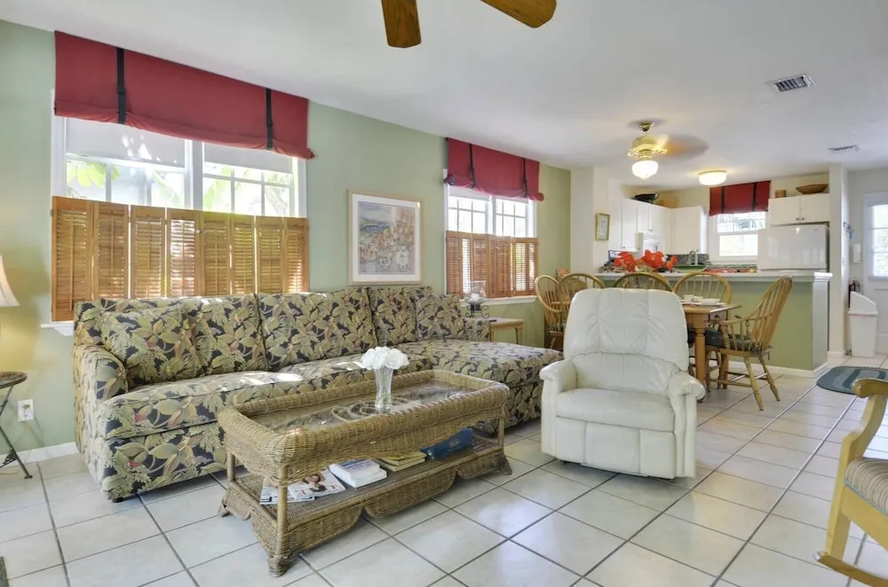Linger Longer by Avantstay Key West Walkable Gated Community, Shared Pool Month Long Stays Only