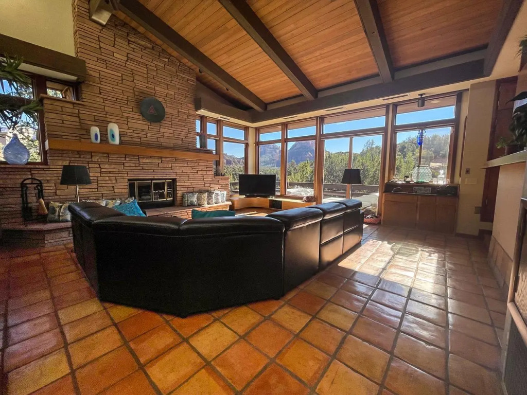 Hilltop Designer Villa, 3 Acres, Forever Views