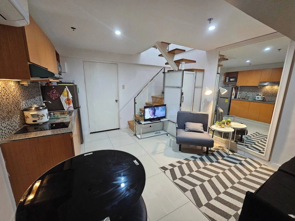 Casa Rosa2 2BR Loft in BGC With 55" Smart TV & 5 pax