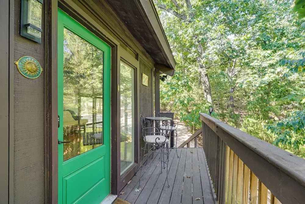Unique Treehouse Hideaway Near Lake of the Ozarks