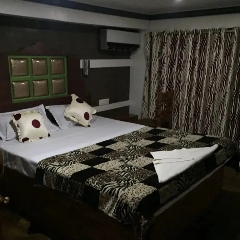 2 BHK Houseboat in Alleppey Finishing Point Jetty, Alappuzha, by GuestHouser (EE00)