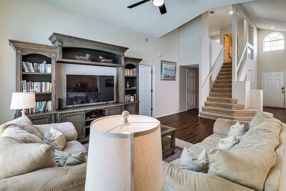 < 5 Mi to Disney Parks: Spacious Home w/ Lanai