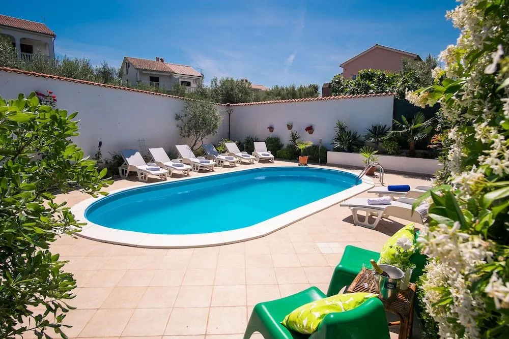 Apartment Dina with pool