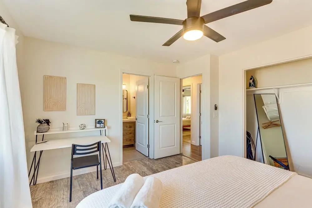 Hot Tub + Patio: Desert Getaway in Joshua Tree!