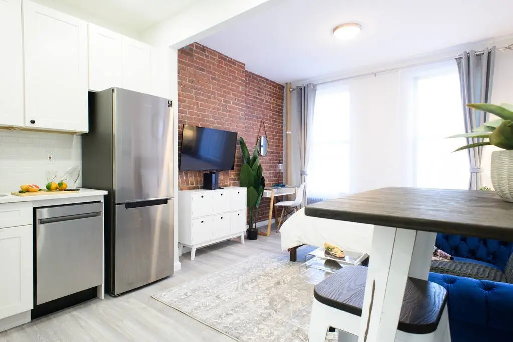 240-5 NEW Prime Location Studio W D in Unit