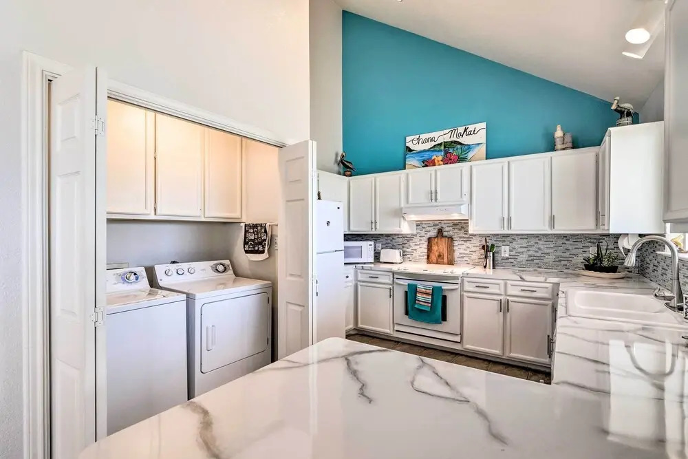 Walk to Ocean: Coastal Home in Crystal Beach!