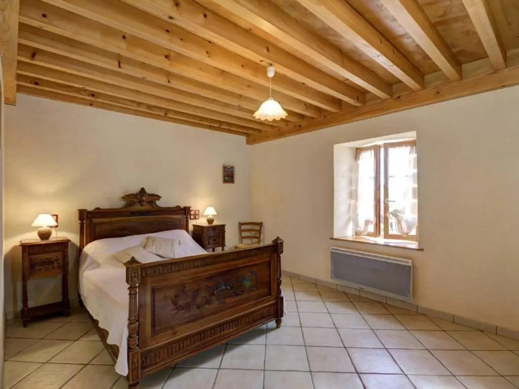 Gîte en Pierre Rest. avec Cheminée et Jardin, Parc Livradois-Forez - FR-1-496-19