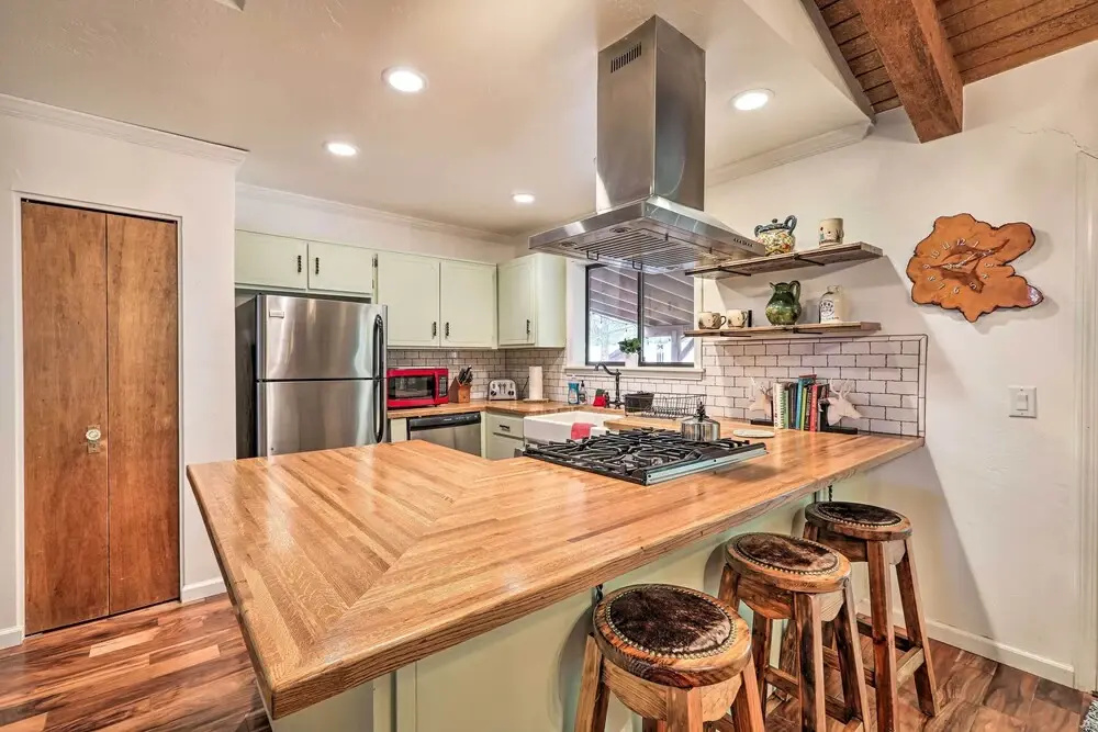 Hot Tub & Patio: Pet-friendly Cabin in Munds Park!