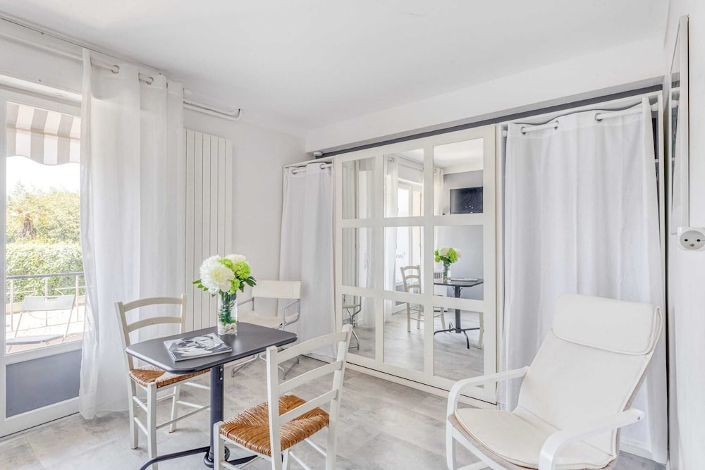 Charming Studio Apartment With Private Balcony in Cannes
