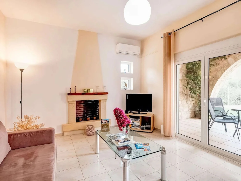 Villa in Kalamitsi near White Mountains
