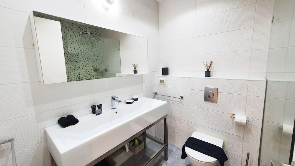 Design Apt Parking Included 2BDR TL16