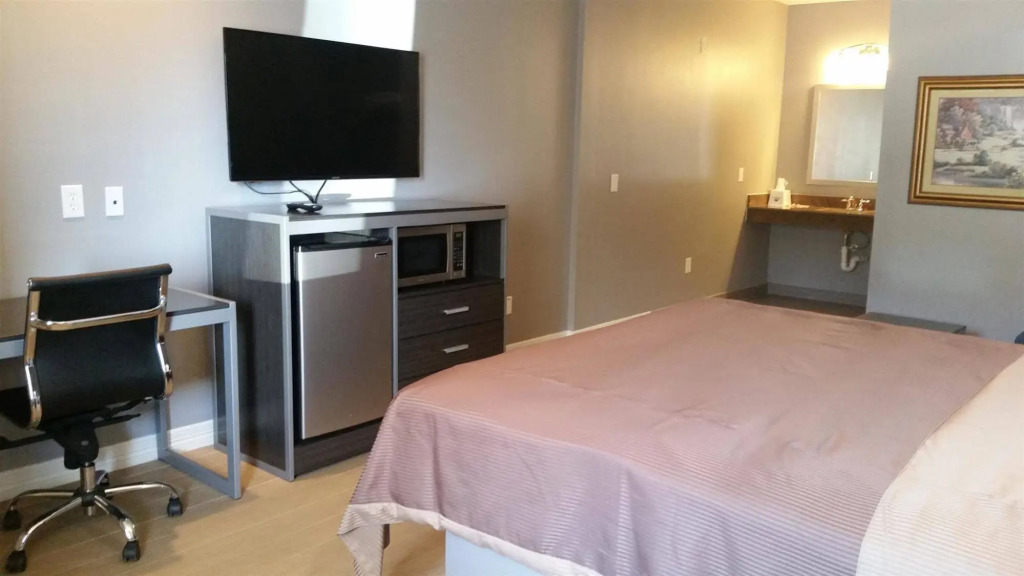 Econo Lodge Inn & Suites Channelview - Houston East