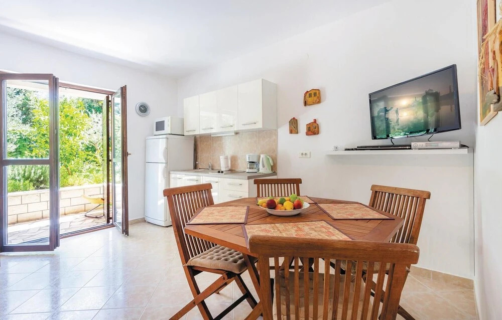 Beautiful Home in Okrug Donji With Wifi and 7 Bedrooms