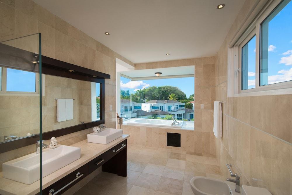 Crown Villas 4 bdrm