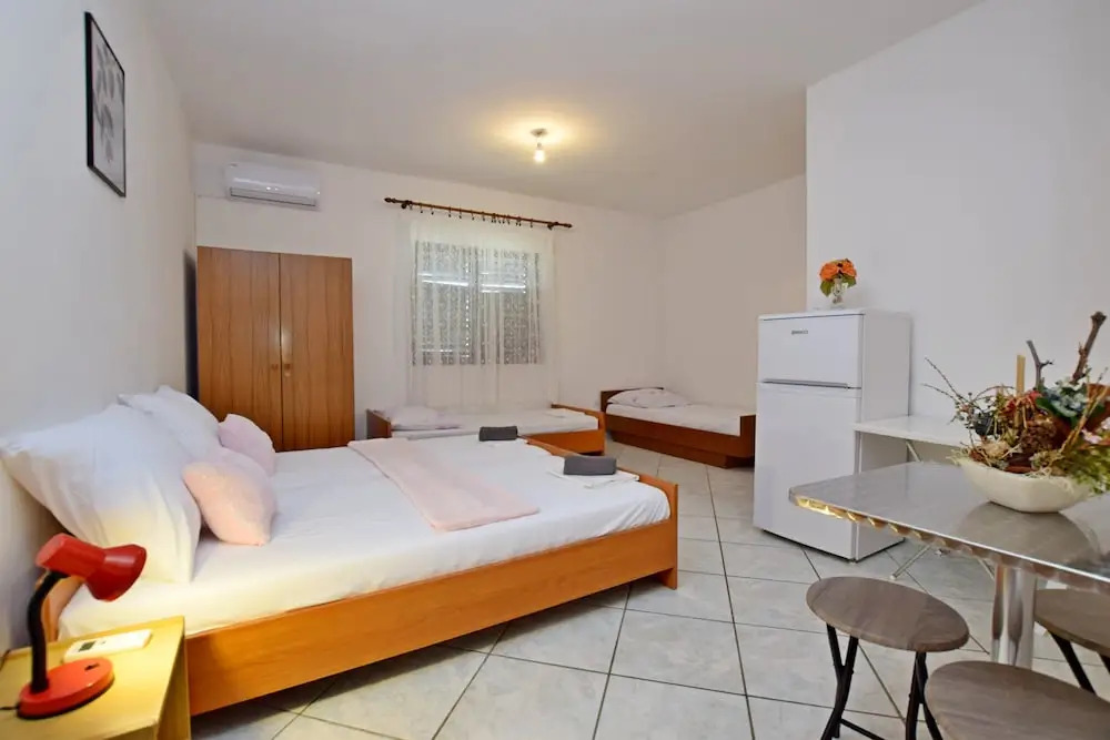 Apartment and Rooms Mila