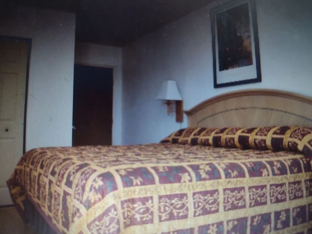 Budget Inn & Suites -Rates from 49 Dollars Only Super-Ice Cold,Comfortable Peaceful Rooms- Door-to-Door Lit Parking & Lowest Price plus HBO Max,Spanish TV, Internet free