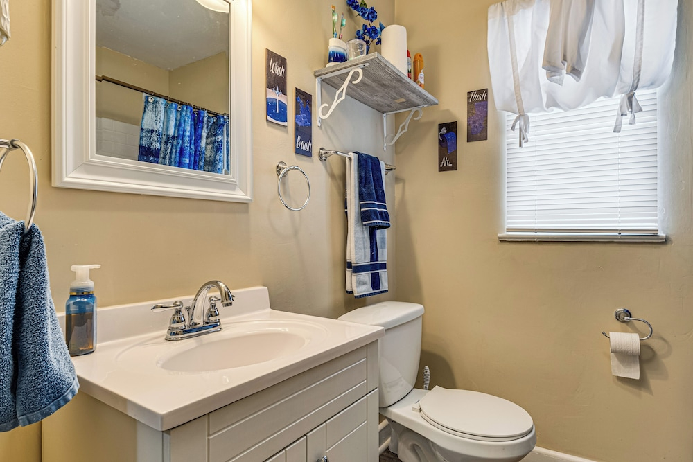 1 Mi to Butler! Family-friendly Indianapolis Home