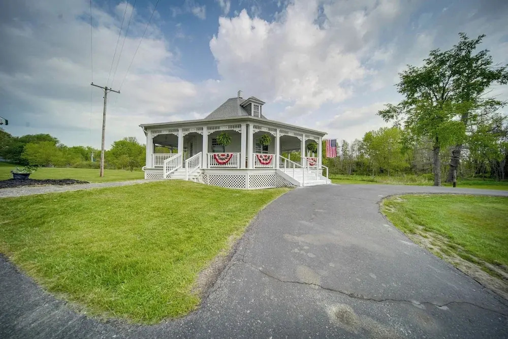 Historical Magnesia Springs Home, Near Kayaking!