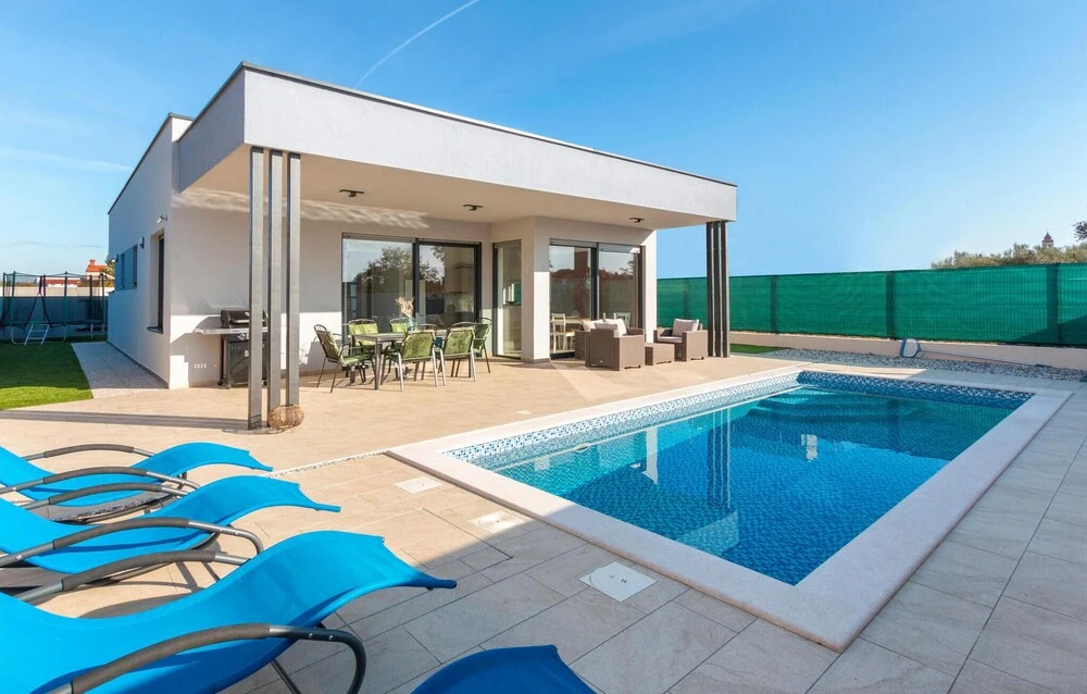 Luxurious Home In Peroj With Sauna